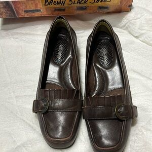 Brand New Bella Vita Meredith Loafers in brown leather size 6 1/2.